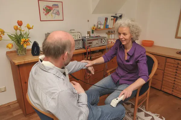Behandlung mit einem biophysikalischen Therapiegerät